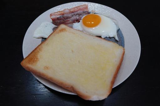 トーストと目玉焼きの朝食 トーストと目玉焼きの朝食 食パン,トースト,バターの写真素材