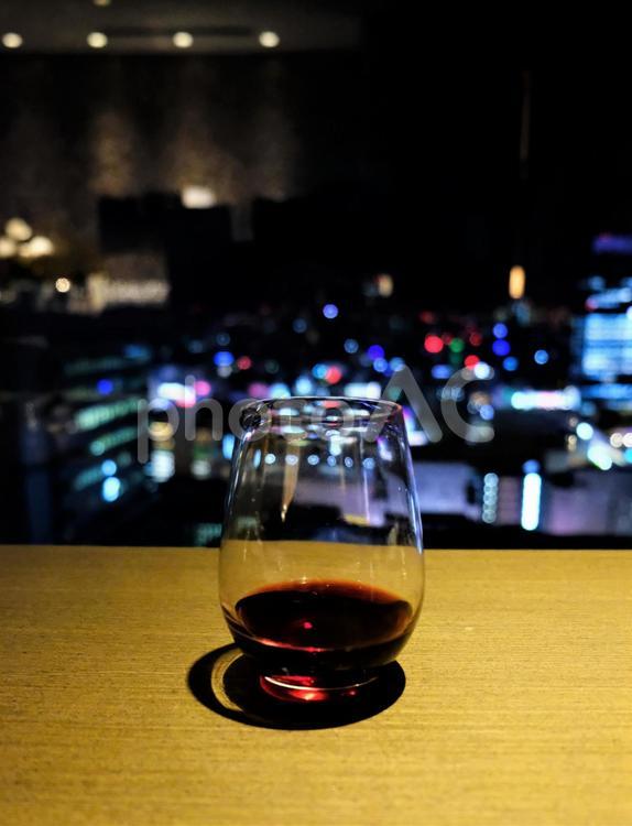 都会の夜景と赤ワイン 夜景,赤ワイン,都会の写真素材