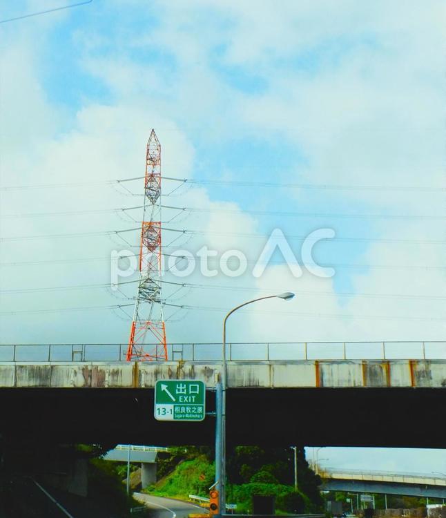 相良牧之原出口と高い送電塔と跨道橋 出口,インター,送電塔の写真素材