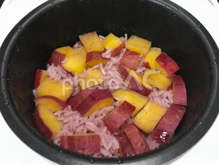 さつまいもで作ったピンクの炊き込みご飯 炊き込みご飯,さつまいも,ピンクの写真素材