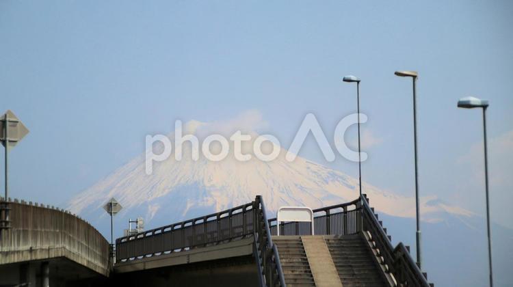 夢の大橋から望む霞のかかった春の富士山 富士山,春,霞の写真素材