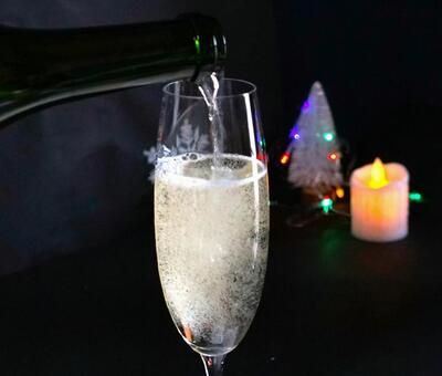 クリスマス（シャンパン） クリスマス,シャンパン,注ぐの写真素材