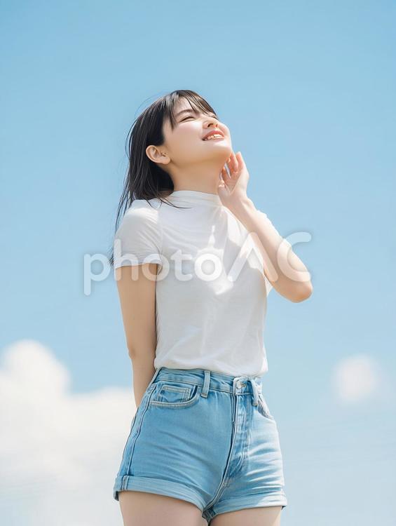 夏空を見上げると白Tシャツの女性 夏空,女性,夏服の写真素材