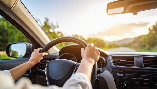 車を運転するドライバーの手 車を運転するドライバーの手の写真