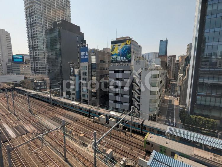 都会の中を走る電車 線路,街並み,電車の写真素材