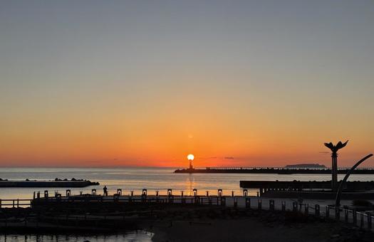 灯台に朝日〜蝋燭に灯し火の如し〜 日の出,テキストスペース,朝日の写真素材