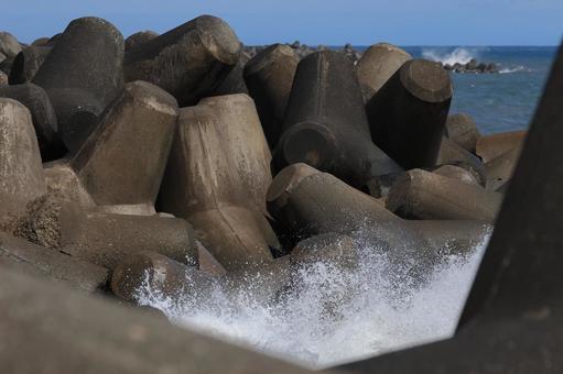 消波ブロック 消波ブロック,波しぶき,海の写真素材