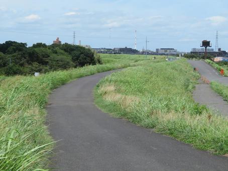 荒川の土手(埼玉県戸田市) 荒川の土手(埼玉県戸田市)の写真