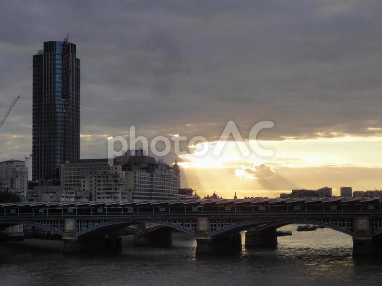 イギリス　ロンドン　光のはしご イギリス,ロンドン,自然の写真素材