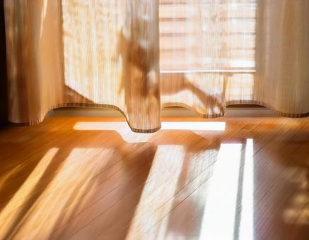 家の窓際カーテンから差し込む光1 カーテン,床,リビングの写真素材