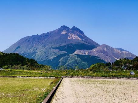 大分の由布岳 大分の由布岳 由布岳,湯布院,由布院の写真素材
