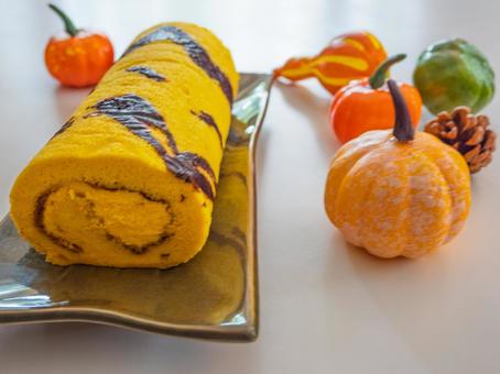 かぼちゃのロールケーキ、かぼちゃ かぼちゃのロールケーキ、かぼちゃ 秋,スイーツ,ロールケーキの写真素材