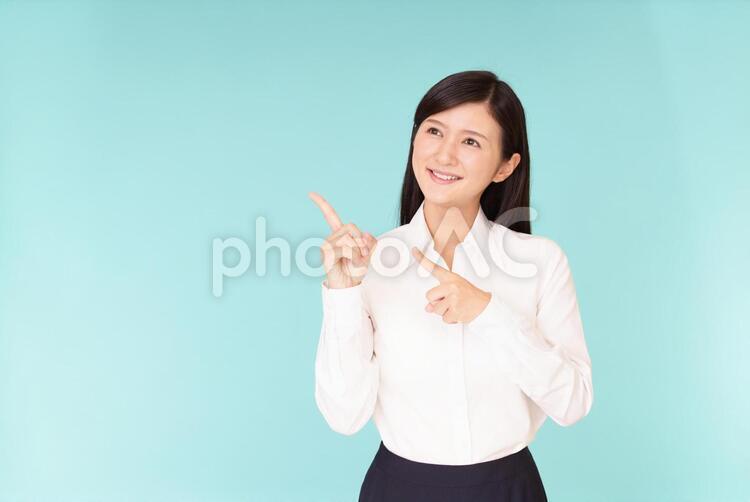 指示する笑顔の女性 日本人,女性,人物の写真素材