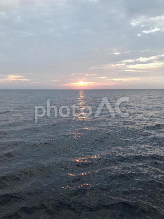 船から見た夕日 海,夕日,夕焼けの写真素材