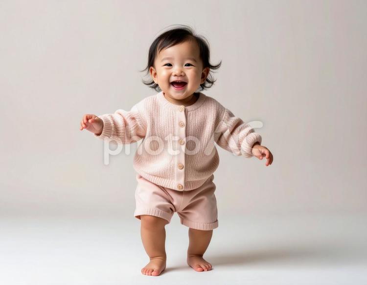 よちよち赤ちゃん 赤ちゃん,子供,乳児の写真素材