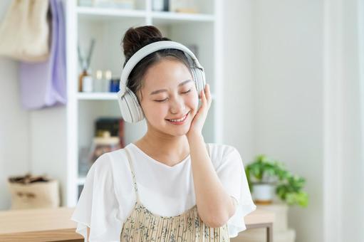 音楽を聴く若い女性 音楽を聴く若い女性 音楽,笑顔,女性の写真素材