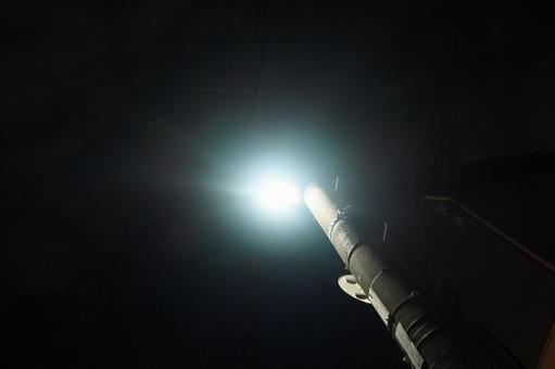 深夜　街灯の光 蛍光灯,街灯,電柱の写真素材