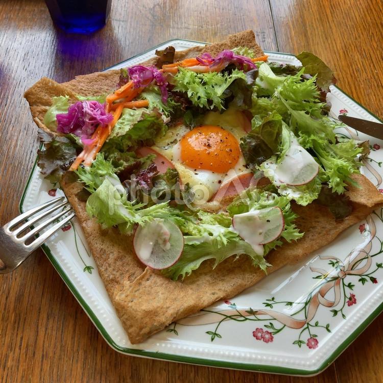 卵とサラダのハム〜ガレット ガレット,野菜,卵の写真素材