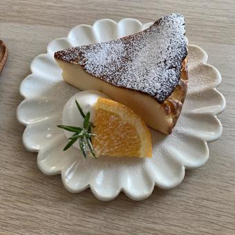 バスクチーズケーキ、生クリーム バスクチーズケーキ,ケーキ,cafeの写真素材