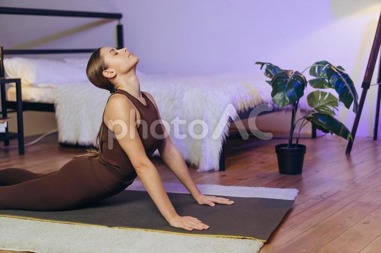 ヨガマットで反り返る女性 女性,横顔,目を瞑るの写真素材