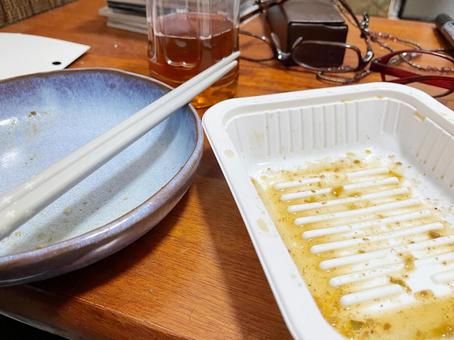 食べ終えたプラスチックケースとお皿と箸 食べ終えたプラスチックケースとお皿と箸 惣菜,皿,プラスチックケースの写真素材