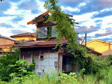 かつては家だった赤屋根の廃屋 かつては家だった赤屋根の廃屋 空家,空き家,空家問題の写真素材