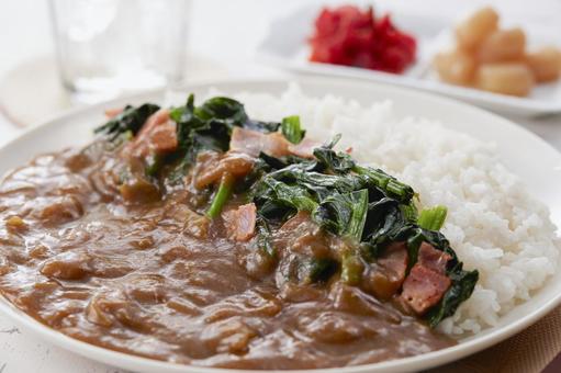 カレーライス ほうれん草とベーコン カレーライス ほうれん草とベーコンの写真