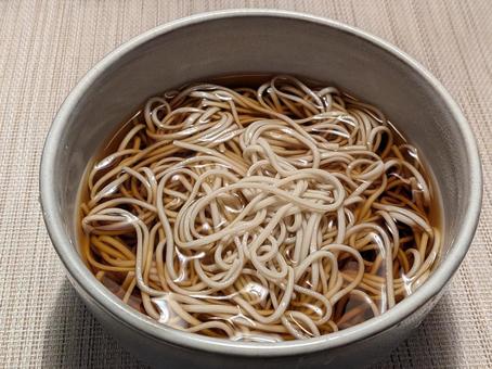 霜降過ぎのオフの朝に自宅で食べたかけそば 蕎麦,干しそば,乾麺の写真素材