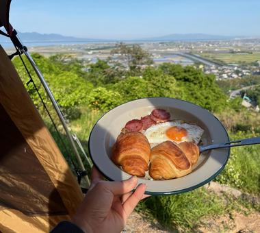 キャンプの朝ごはん キャンプの朝ごはん キャンプ,朝ごはん,パンの写真素材