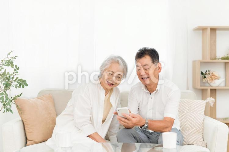スマホを使う老夫婦（笑顔） スマホ,シニア,スマホデビューの写真素材