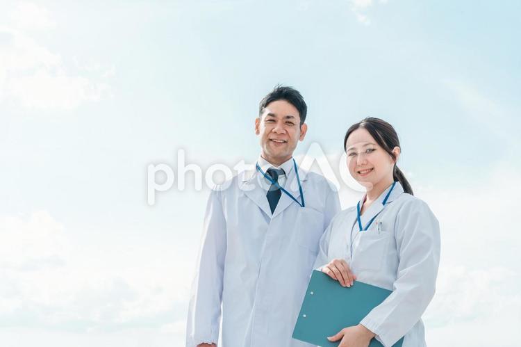 病院で働く白衣を着た医者・医療スタッフ 医者,医師,空の写真素材