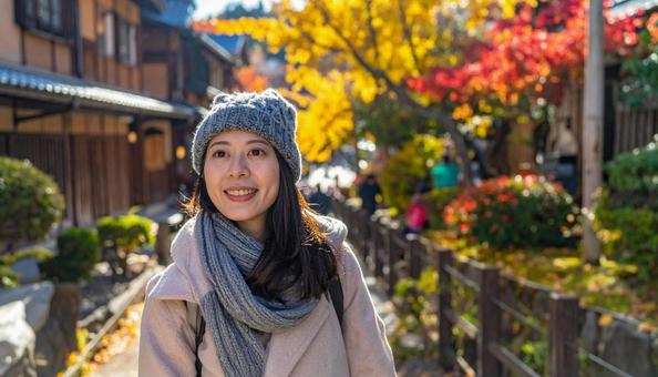 温泉街を笑顔で歩く日本人女性 温泉街を笑顔で歩く日本人女性の写真