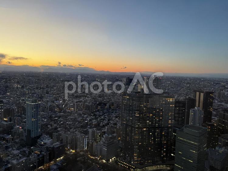 東京都庁から東京の街並みを見下ろす 夕暮れ,夕日,パノラマの写真素材