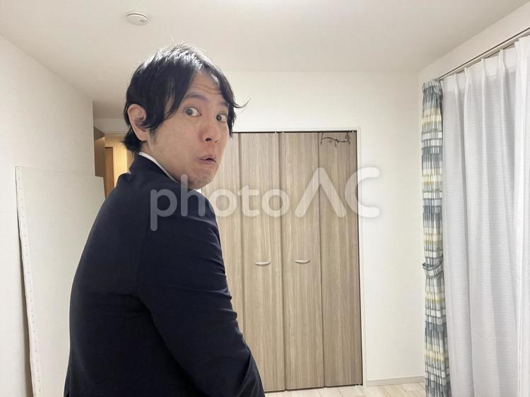 振り向くスーツの男性 振り向く,振り返る,男性の写真素材