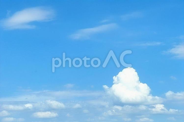 青空ともくもく雲の爽やかな夏空背景 背景,青空,雲の写真素材