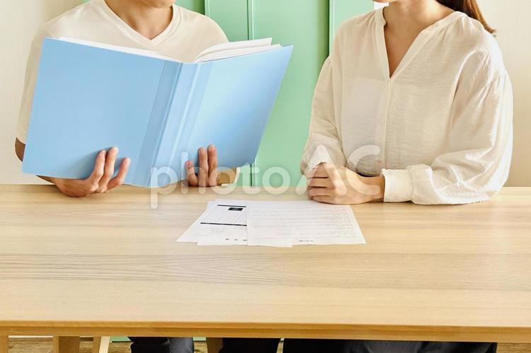 書類を見て相談する男女 書類,資料,仕事の写真素材