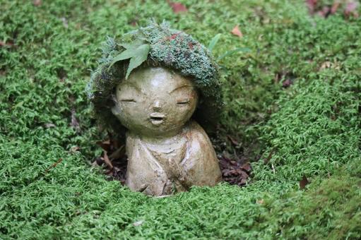 緑の苔に囲まれた石仏のいる風景 緑の苔に囲まれた石仏のいる風景の写真