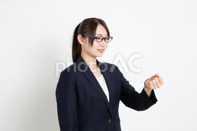 時間を確認しているメガネのビジネスウーマン 女,女性,日本人の写真素材