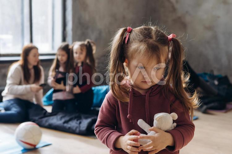 女の子と女性が話して不満そうな女の子 女性,女の子,人物の写真素材