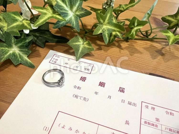 婚姻届手続きと婚約指輪 婚姻届,結婚届,夫婦の写真素材