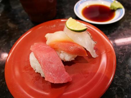回転寿司　３種盛り 回転ずし,寿司,醤油の写真素材
