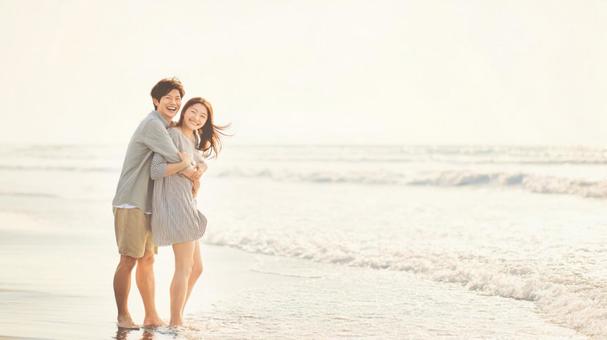 笑顔あふれる海辺デート 笑顔あふれる海辺デートの写真