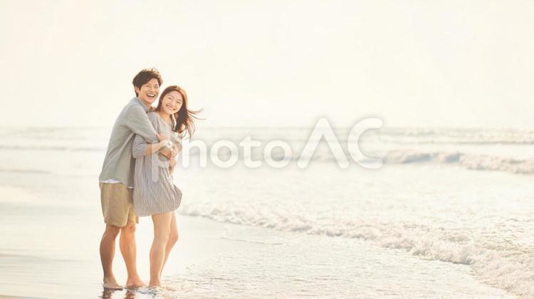 笑顔あふれる海辺デート カップル,海辺,砂浜の写真素材