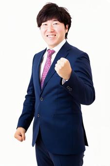 成功を喜ぶ、活気あふれる若い男性 成功を喜ぶ、活気あふれる若い男性の写真