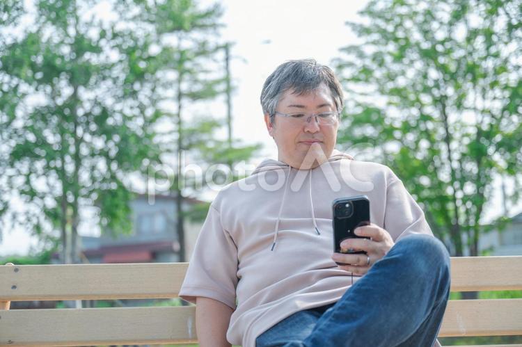 スマホを触る男性 アジアン,日本人,男性の写真素材