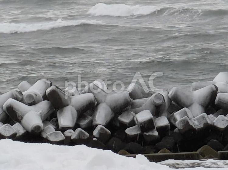 冬の海に凍りついた波消しブロック 海,波,テトラポットの写真素材