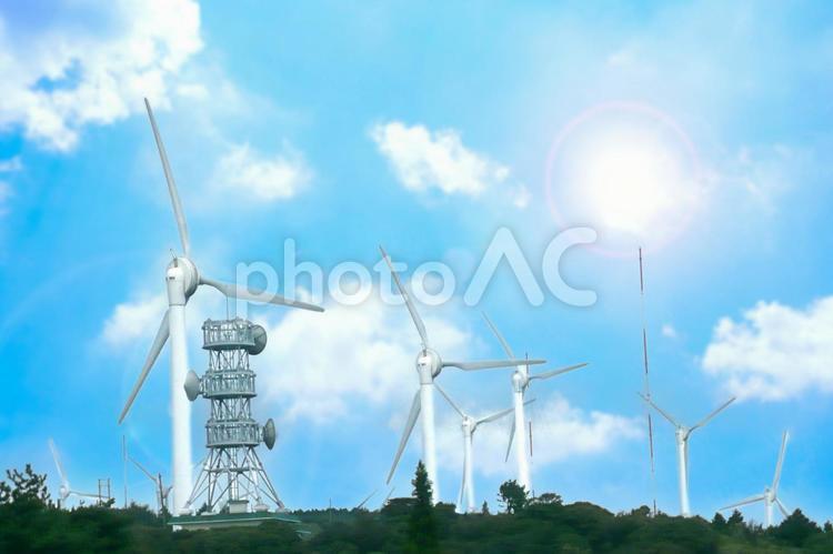 青い晴れた空と太陽と風力発電の風車 風力発電,エコ,再生可能エネルギーの写真素材