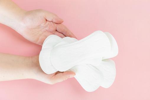 手のひらに生理用ナプキンを乗せる 生理,月経,手の写真素材
