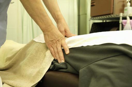 腰を指圧する 腰を指圧する 整骨院,施術,リラックスの写真素材