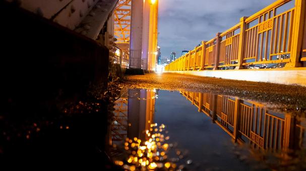 映る橋、滲む時 橋,路面,反射の写真素材